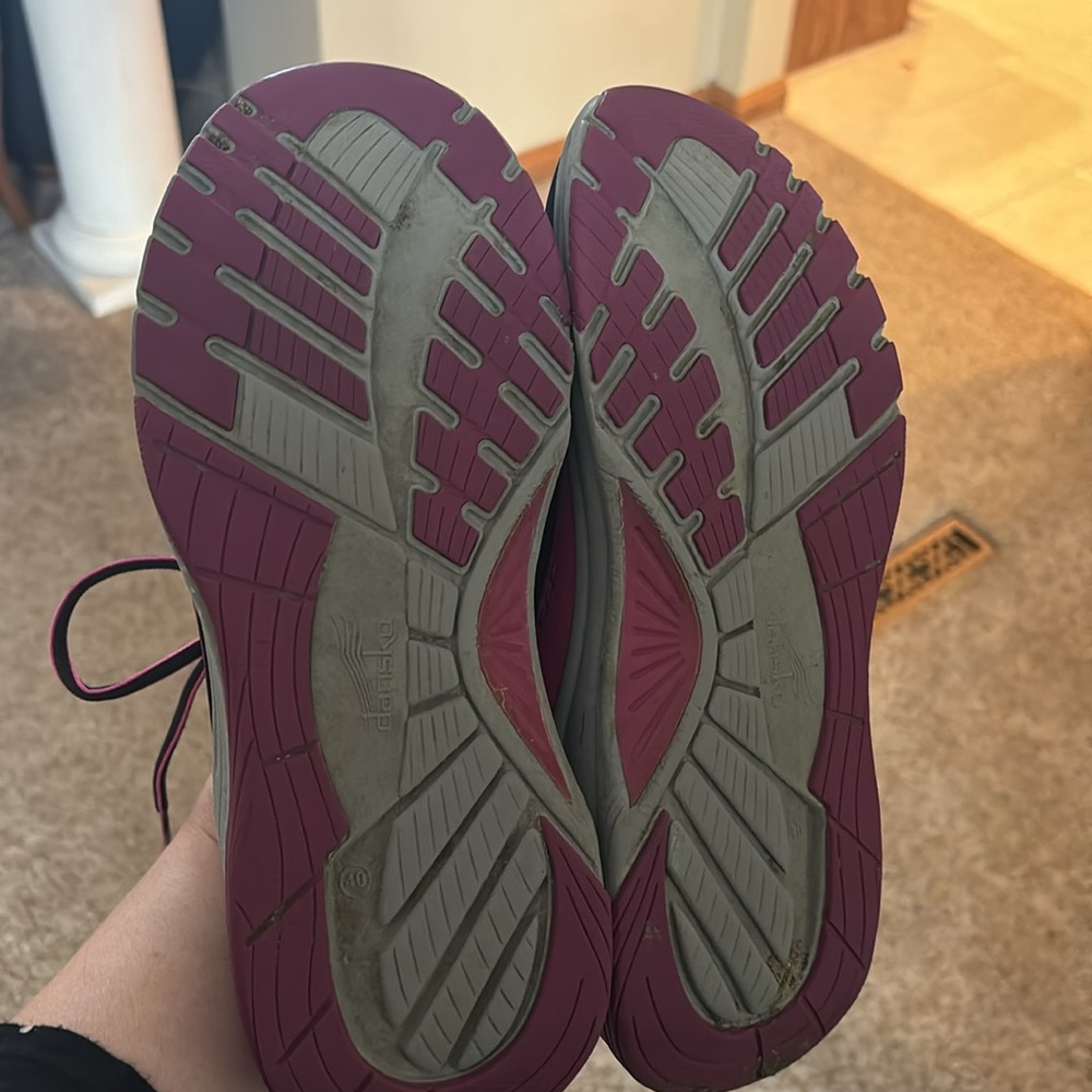 black athletic shoes size 40, gently worn in good condition. - Picture 6 of 7